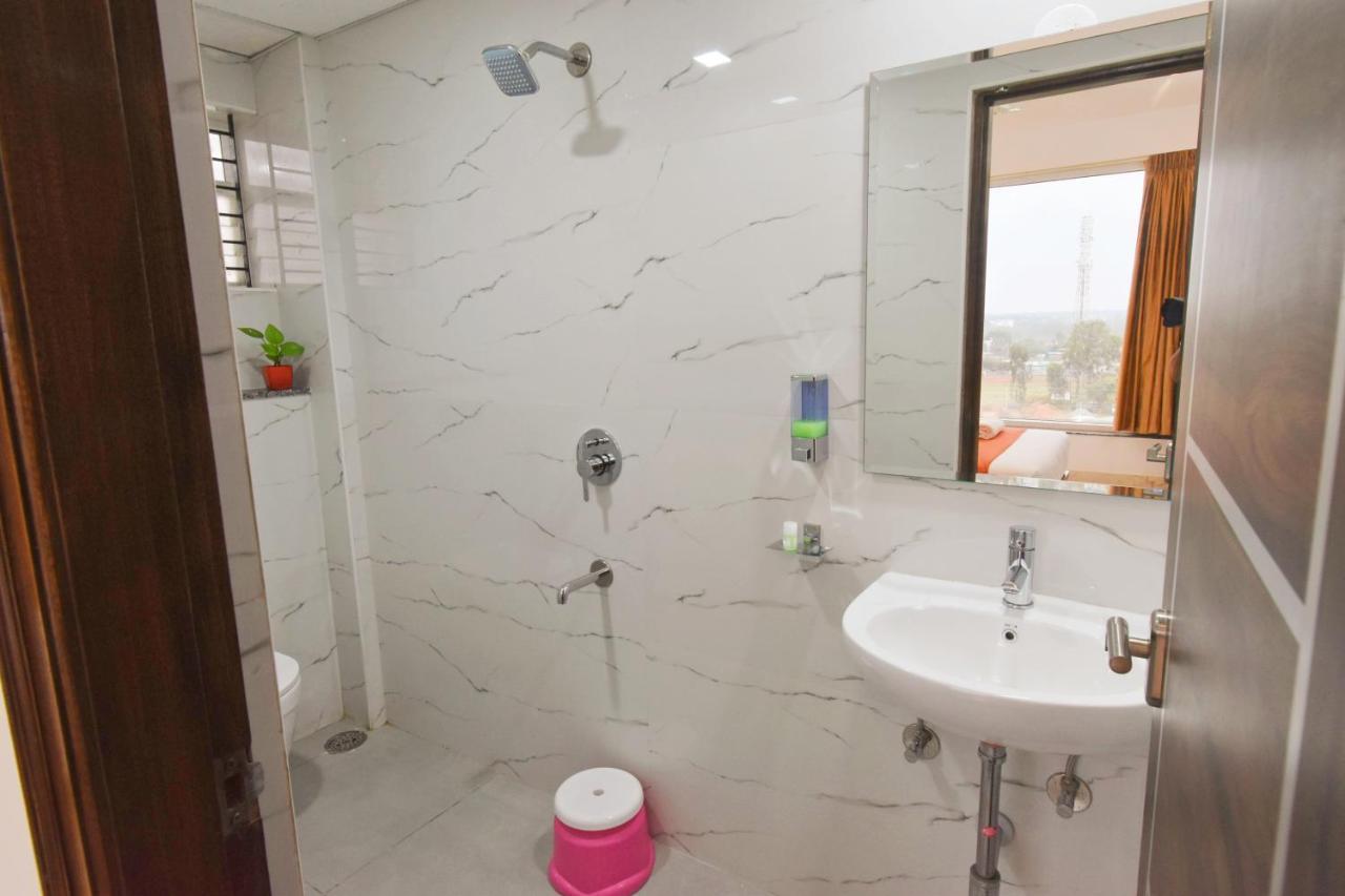 Keerthis Royal Suites - Near International Airport Terminal 1 And 2 Yelahanka Экстерьер фото